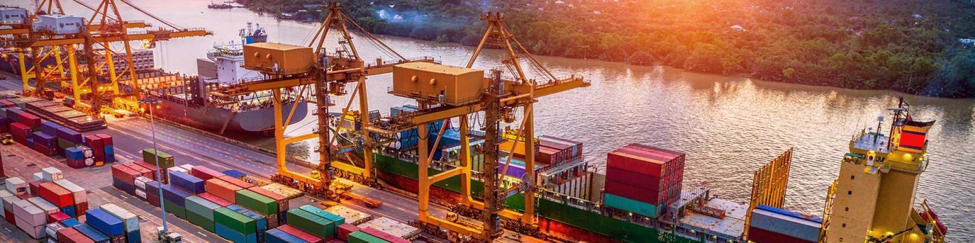 Containerhafen bei Sonnenuntergang